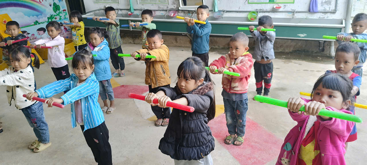 Giờ thể dục sáng của các bé lớp MGL trung tâm