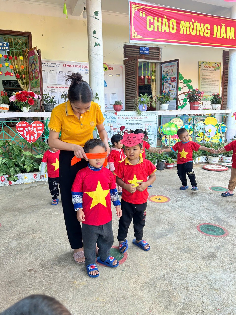 A BỊT MẮT B DÊ