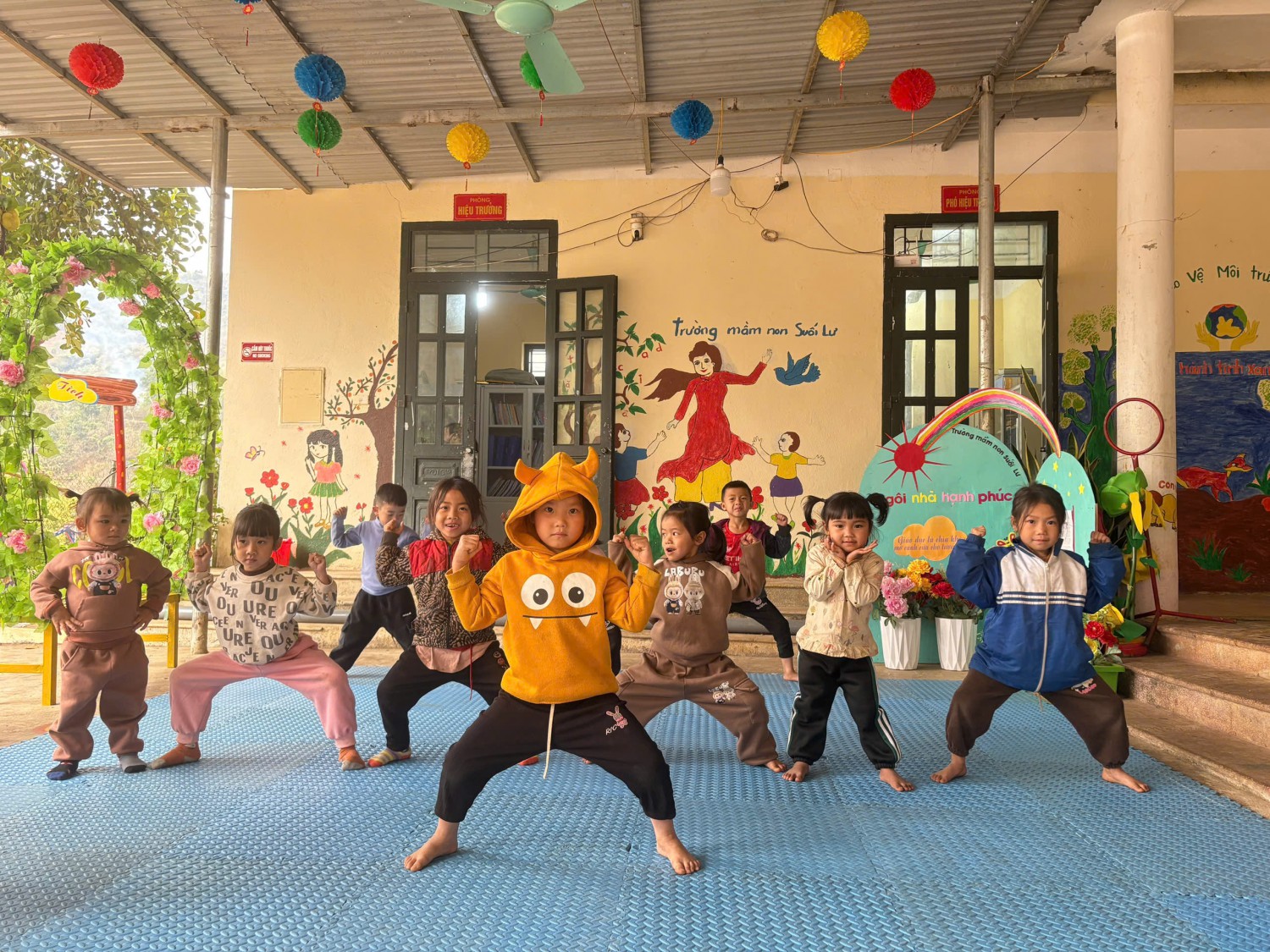 Cô và trẻ tập luyện cho hội thi